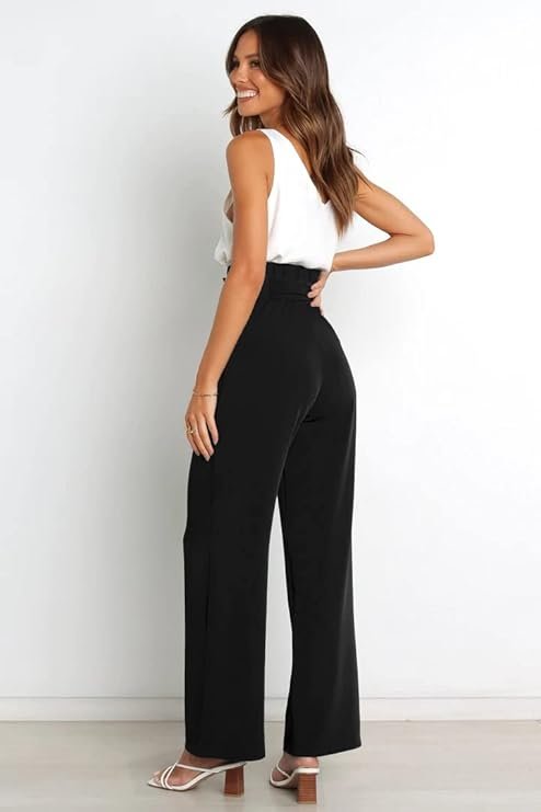 Femme portant un pantalon noir taille haute à ceinture nouée et un top blanc.