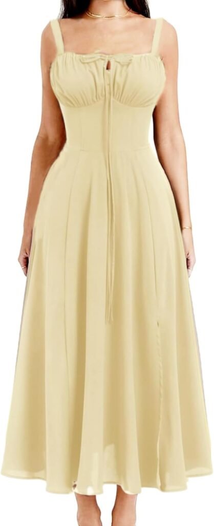 Robe midi jaune pâle à bretelles et lien noué sur le décolleté.