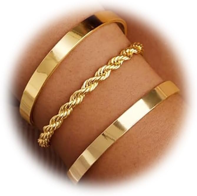 Lot de trois bracelets dorés femme : deux joncs lisses et un torsadé.