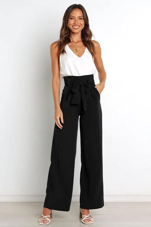 Femme portant un pantalon noir taille haute à ceinture nouée et un top blanc.