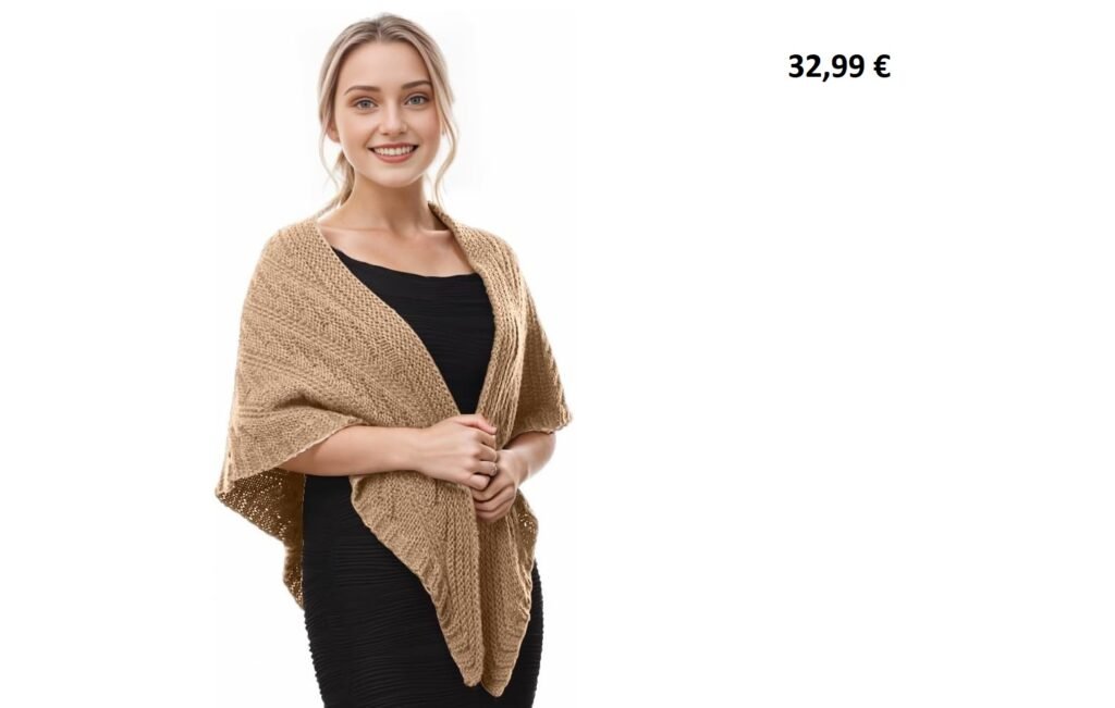 Femme portant une étole tricotée beige sur une robe noire élégante.