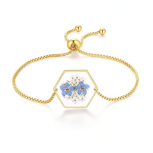 Bracelet doré avec pendentif hexagonal renfermant de vraies fleurs séchées bleues.