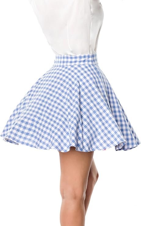 Femme portant une jupe vintage à carreaux vichy bleu et blanc.