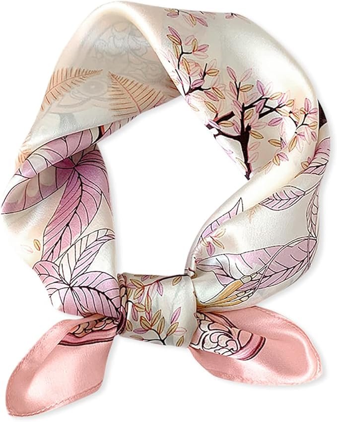 Foulard vintage en satin rose et ivoire avec motifs floraux délicats.