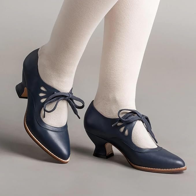 Chaussure vintage bleu marine à lacets et talon bobine.