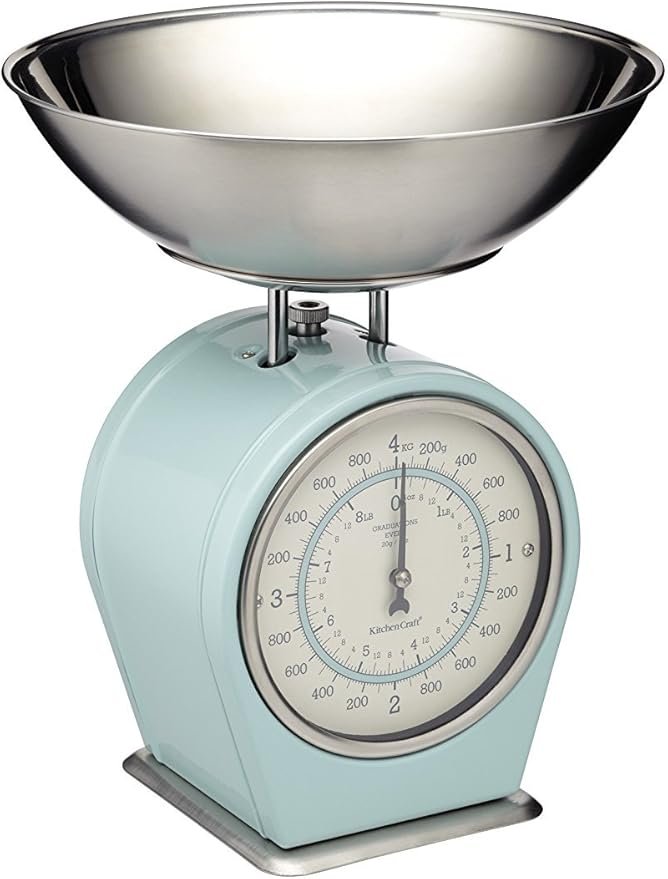 Balance de cuisine vintage bleu pastel avec bol inox et cadran analogique.