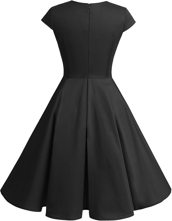 Femme portant une robe vintage noire à col en cœur et jupe évasée.
