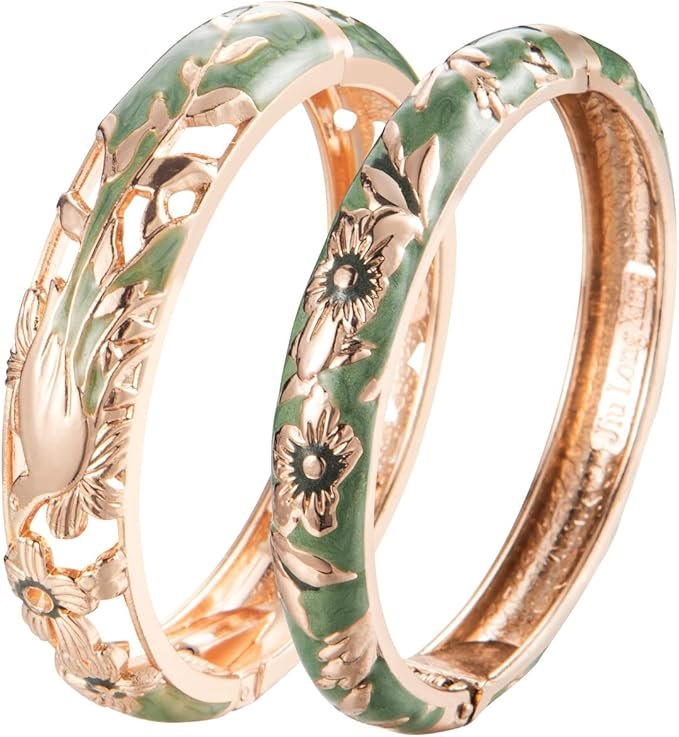Bracelets rigides vintage dorés à motifs floraux et émaillage vert.