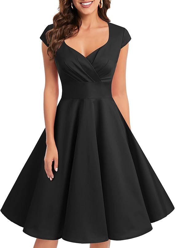 Femme portant une robe vintage noire à col en cœur et jupe évasée.