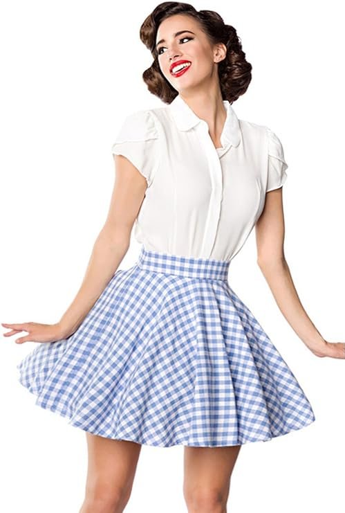 Femme portant une jupe vintage à carreaux vichy bleu et blanc.