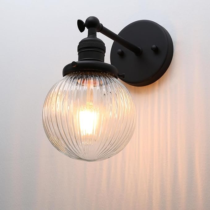 Applique murale vintage noire avec globe en verre strié, vendue à 55,99 €.