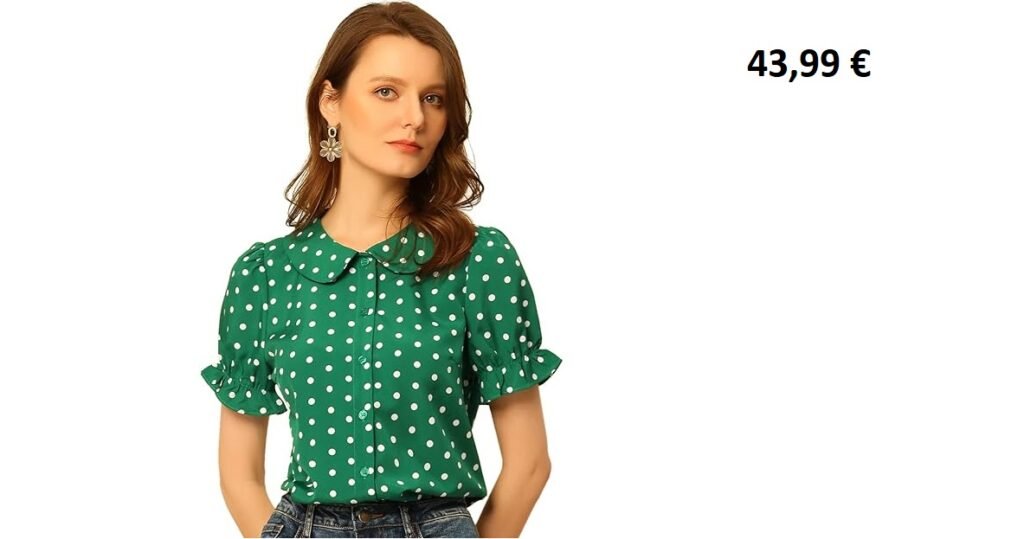 Femme portant un chemisier vert à pois blancs avec manches courtes à volants.