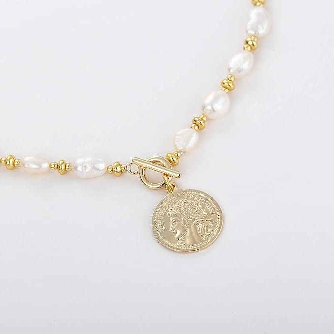 Collier perles et perles dorées avec pendentif médaille en pièce ancienne.