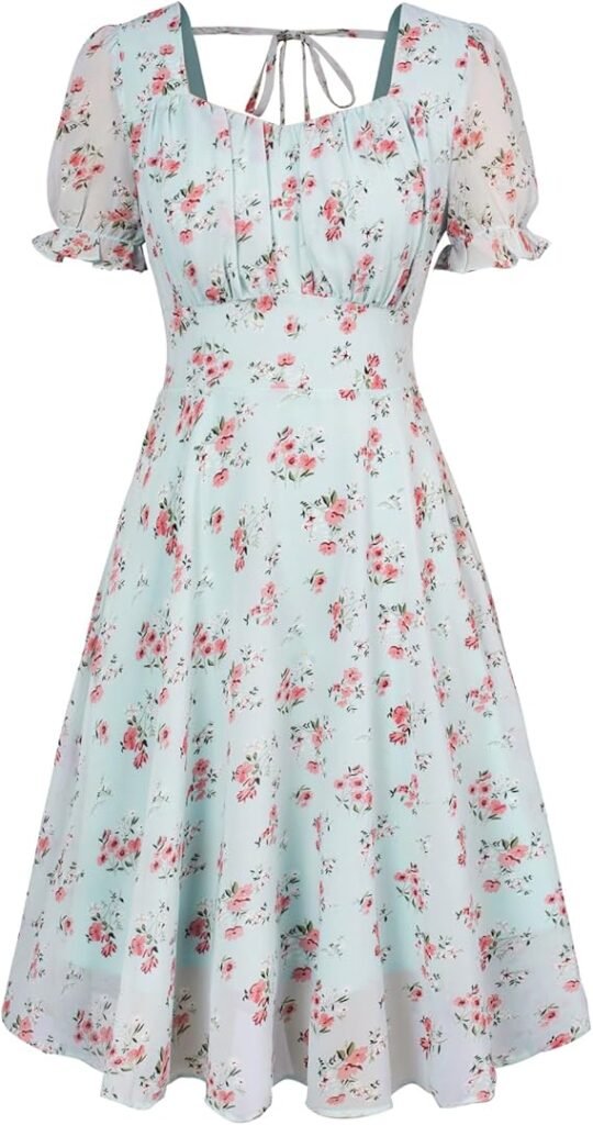 Robe vintage bleu clair à fleurs roses avec manches courtes bouffantes.