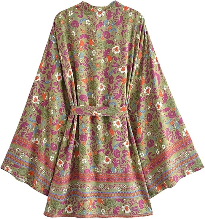 Kimono vintage vert à motifs orientaux et ceinture à nouer.