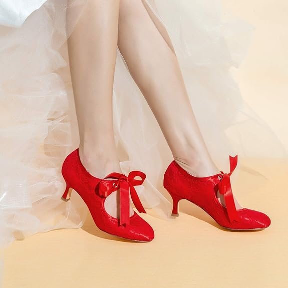 Escarpin rouge rétro avec ruban en satin et dentelle florale.