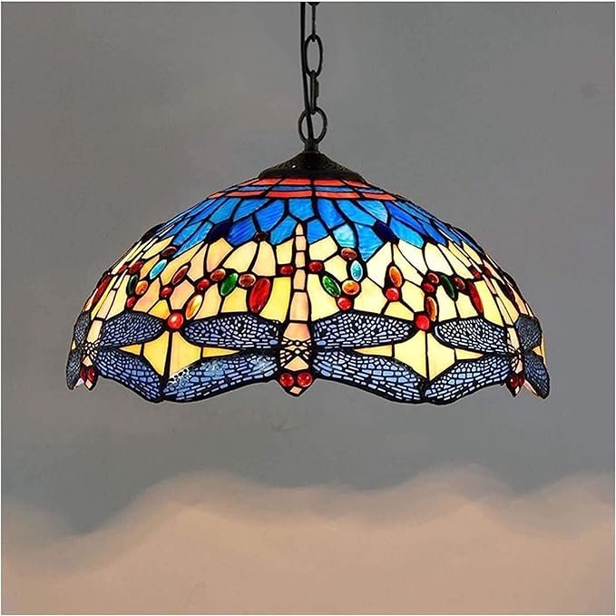 Suspension Tiffany vintage avec abat-jour en vitrail coloré et motif de libellules.
