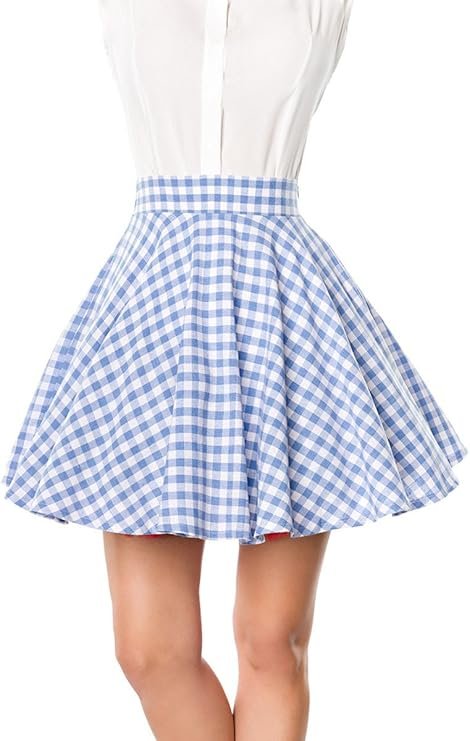 Femme portant une jupe vintage à carreaux vichy bleu et blanc.