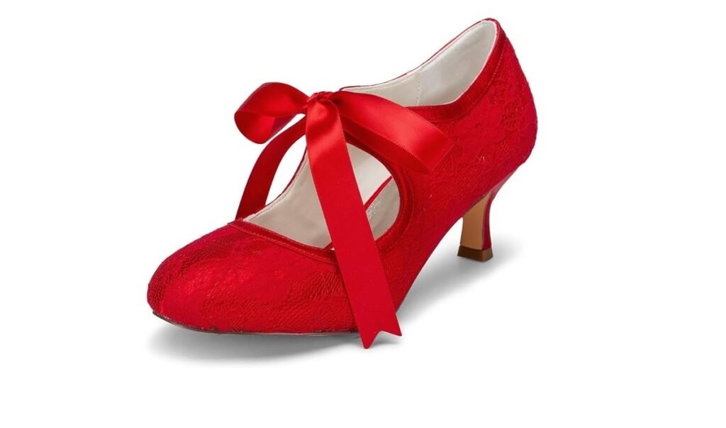 Escarpin rouge rétro avec ruban en satin et dentelle florale.