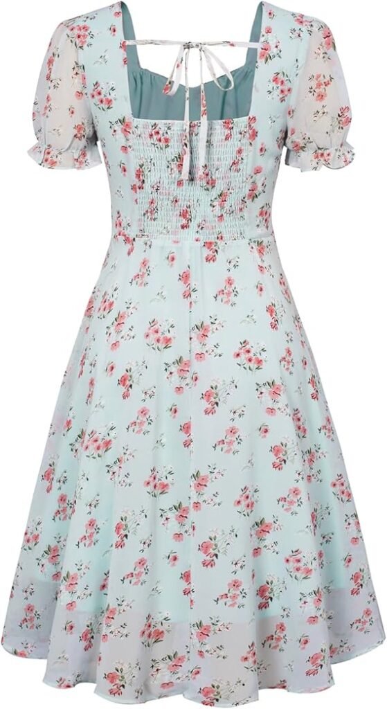 Robe vintage bleu clair à fleurs roses avec manches courtes bouffantes.
