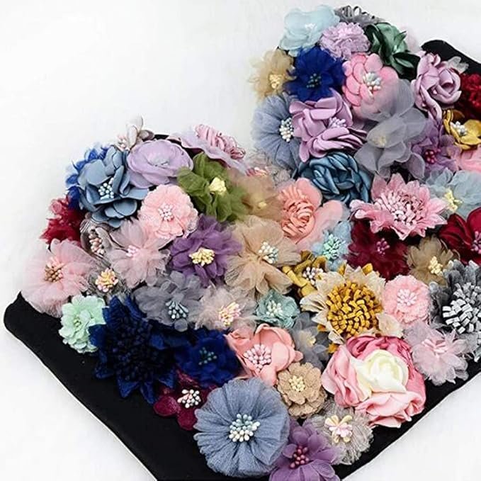 Bustier noir orné de fleurs en tissu multicolores en relief.