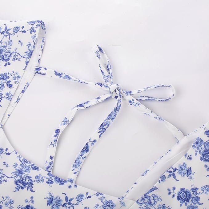 Robe vintage longue blanche à fleurs bleues avec manches bouffantes et col carré.