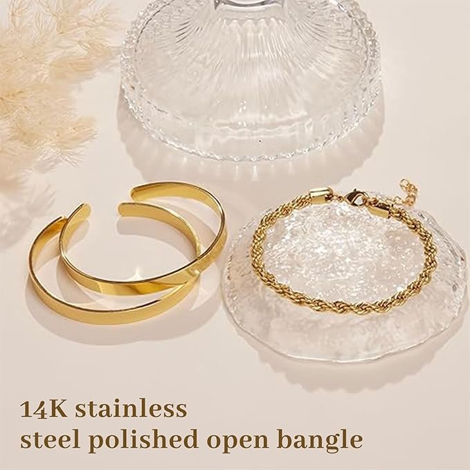 Lot de trois bracelets dorés femme : deux joncs lisses et un torsadé.