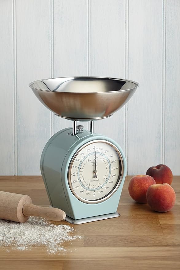 Balance de cuisine vintage bleu pastel avec bol inox et cadran analogique.