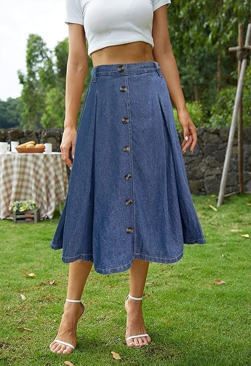Femme portant une jupe midi en jean boutonnée sur le devant.