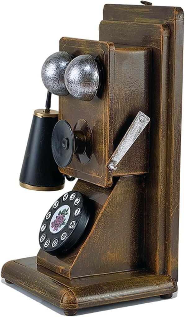 Téléphone mural vintage en bois de style ancien avec cadran rotatif décoratif.