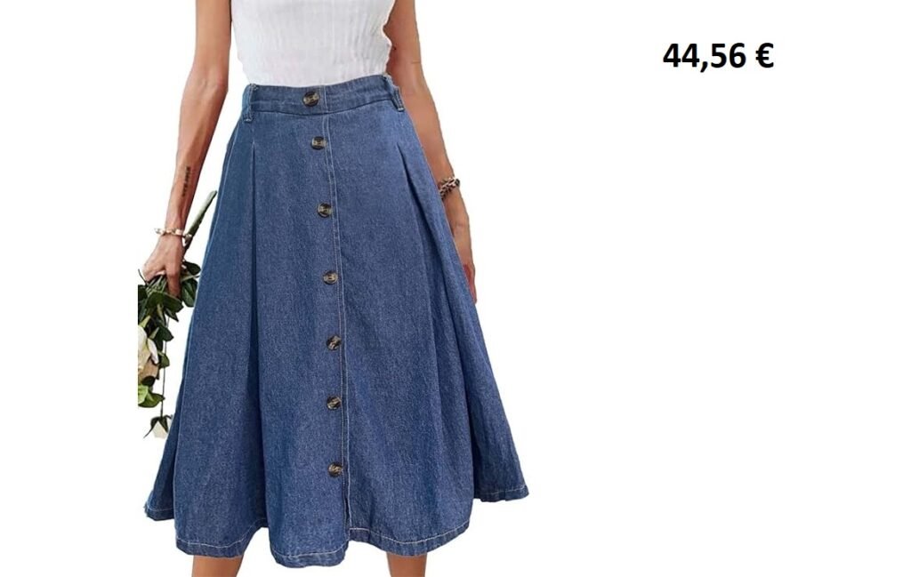 Femme portant une jupe midi en jean boutonnée sur le devant.
