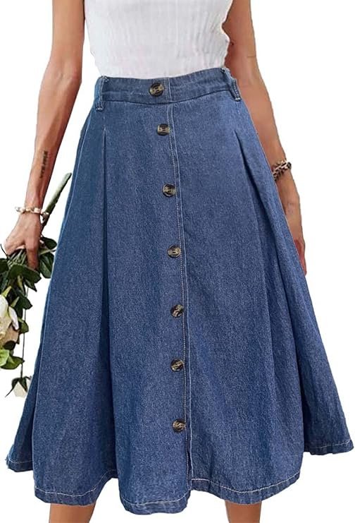 Femme portant une jupe midi en jean boutonnée sur le devant.