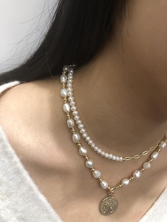 Collier perles et perles dorées avec pendentif médaille en pièce ancienne.