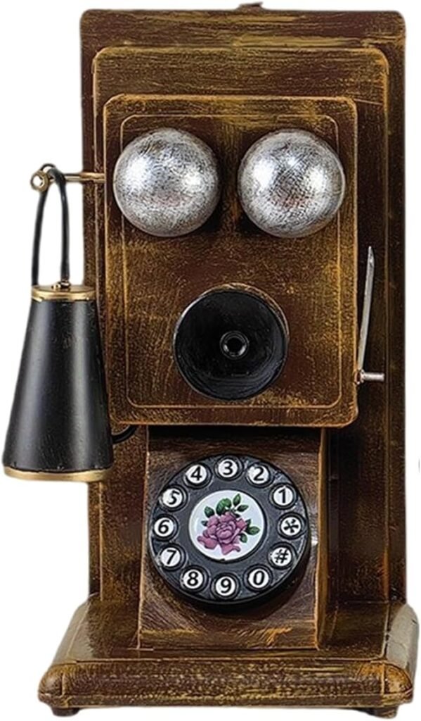 Téléphone mural vintage en bois de style ancien avec cadran rotatif décoratif.
