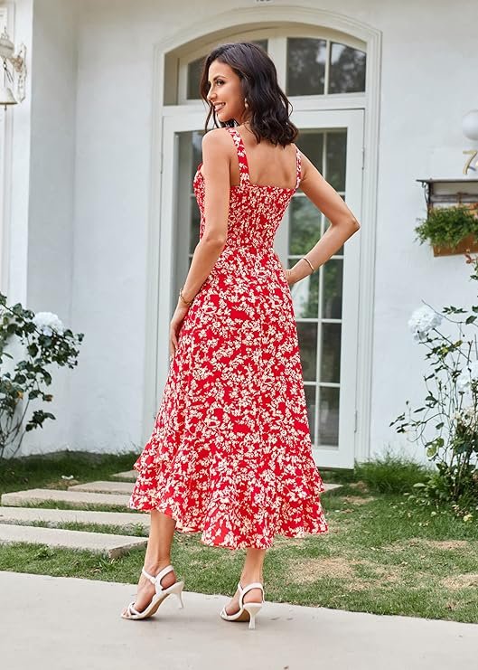 Robe longue d'été rouge à fleurs blanches, à fines bretelles et volantée en bas.