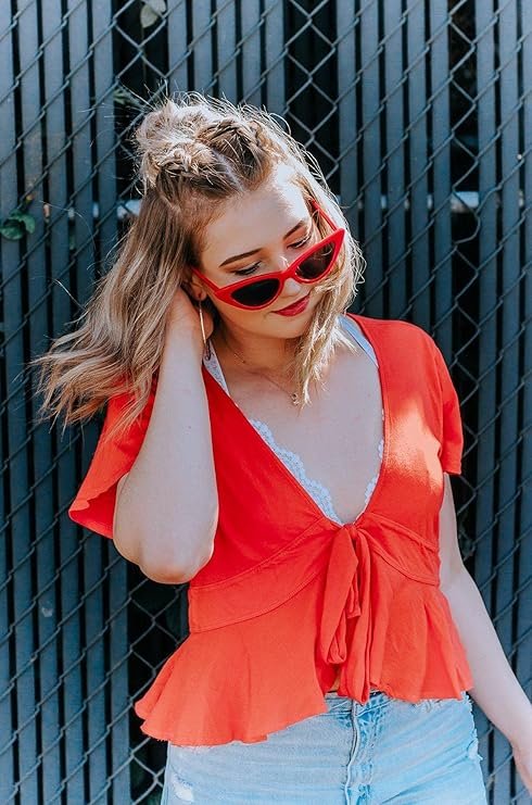 Lunettes de soleil vintage œil de chat rouges, protection UV400, dimensions indiquées.