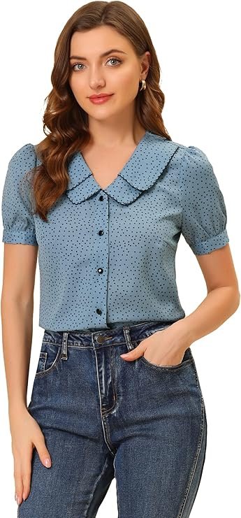 Femme portant un chemisier bleu à pois noirs avec col Claudine et manches courtes.