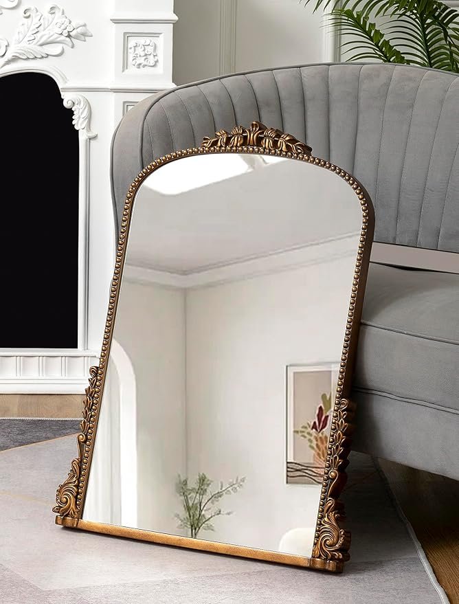 Miroir mural vintage doré avec cadre orné et dimensions 80 x 60 cm.