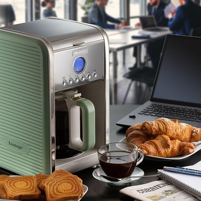 Cafetière électrique vintage Ariete verte avec verseuse en verre et panneau de commande digital.