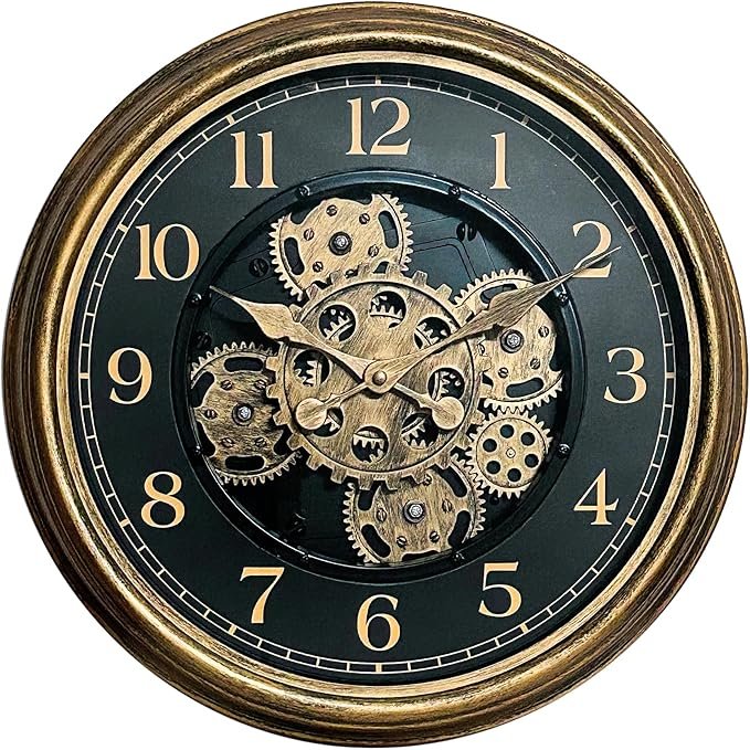 Horloge murale vintage noire avec engrenages dorés apparents.