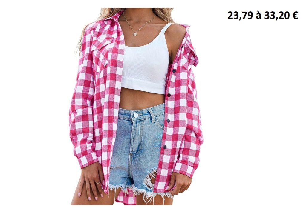Femme portant une chemise à carreaux rose et blanche, un crop top blanc et un short en jean déchiré.