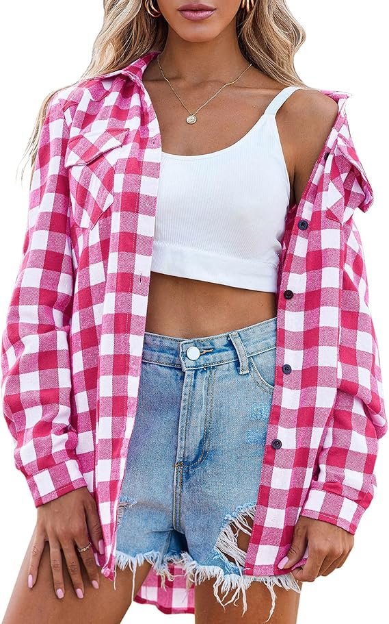 Femme portant une chemise à carreaux rose et blanche, un crop top blanc et un short en jean déchiré.