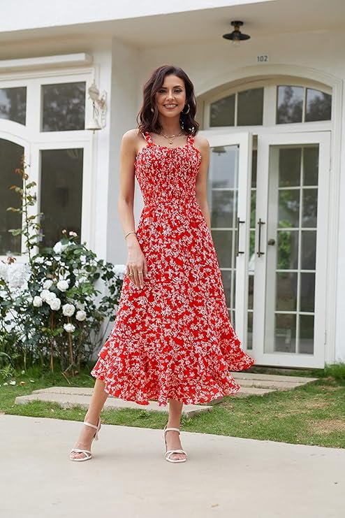 Robe longue d'été rouge à fleurs blanches, à fines bretelles et volantée en bas.