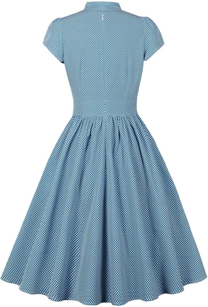 Robe vintage bleu ciel à pois blancs avec col lavallière, manches courtes et jupe évasée.