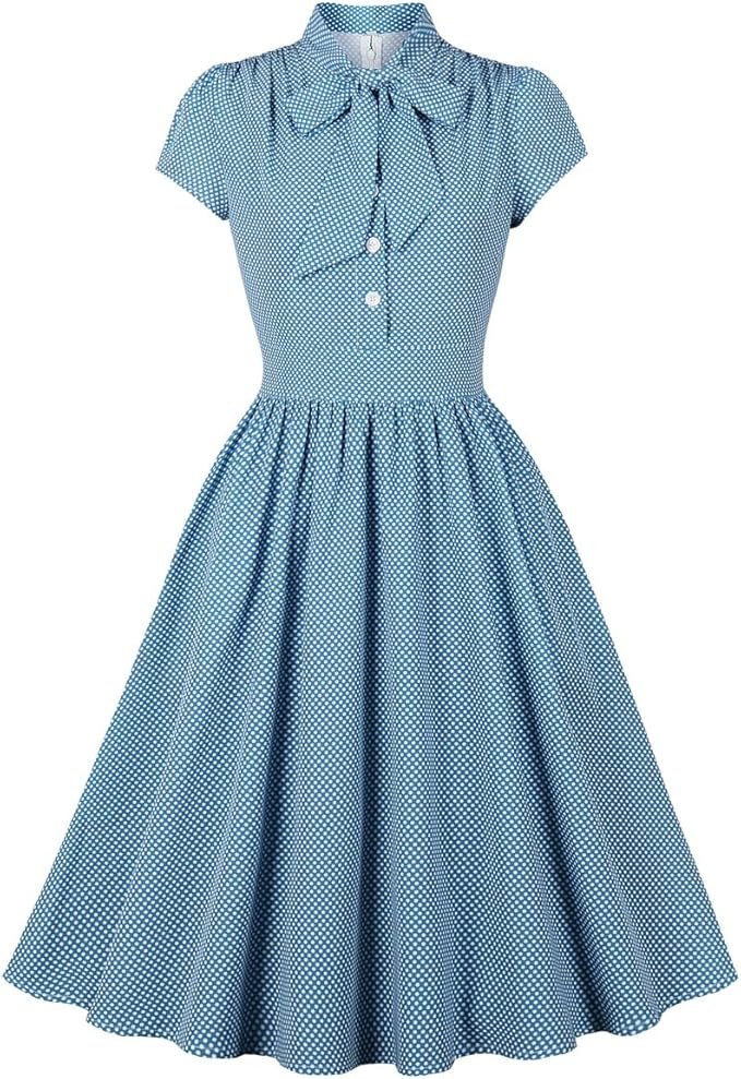 Robe vintage bleu ciel à pois blancs avec col lavallière, manches courtes et jupe évasée.