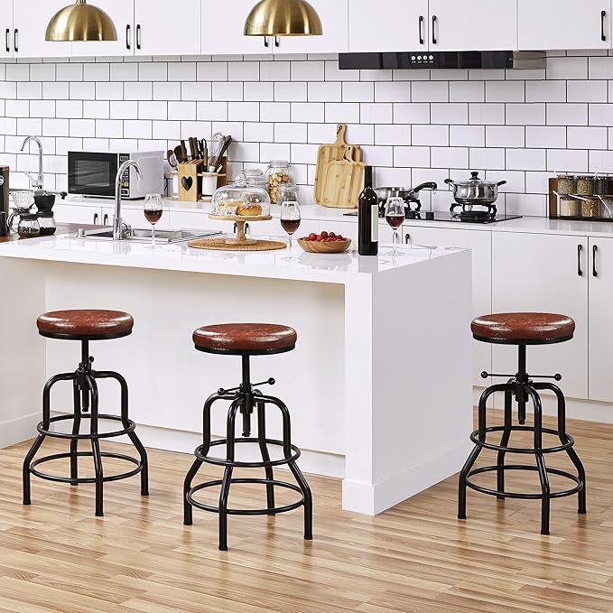 Tabouret industriel vintage réglable en hauteur, assise en cuir marron et structure en métal noir.